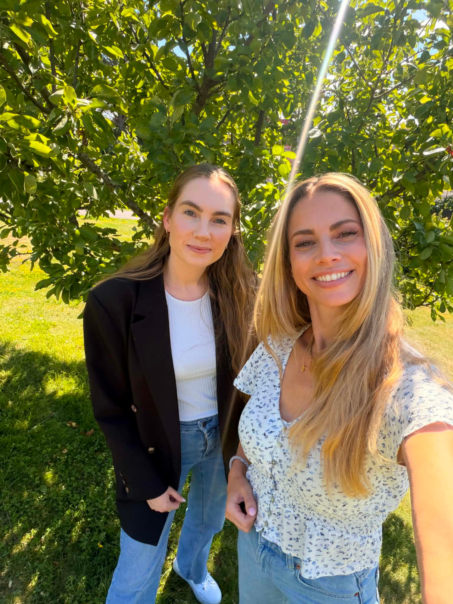Ida og Trine i Våge utendørs en solrik dag